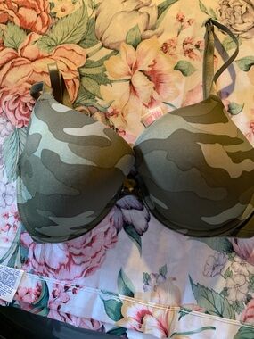 PINK Victoria's Secret Olive Camo Molded Bra Size 32 D